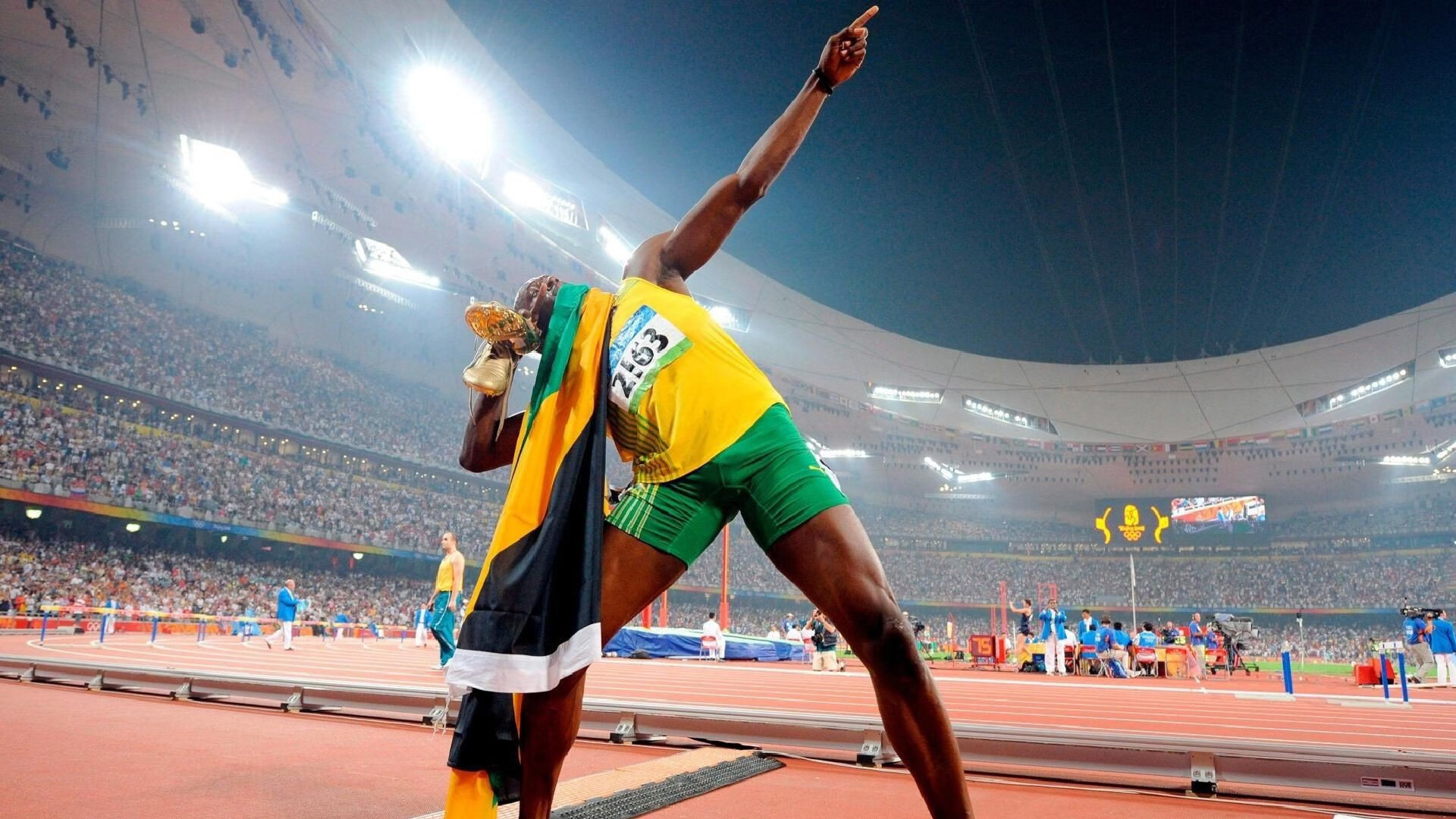 以足球为主题的创意街区成为城市夜生活新亮点，足球夜场标语